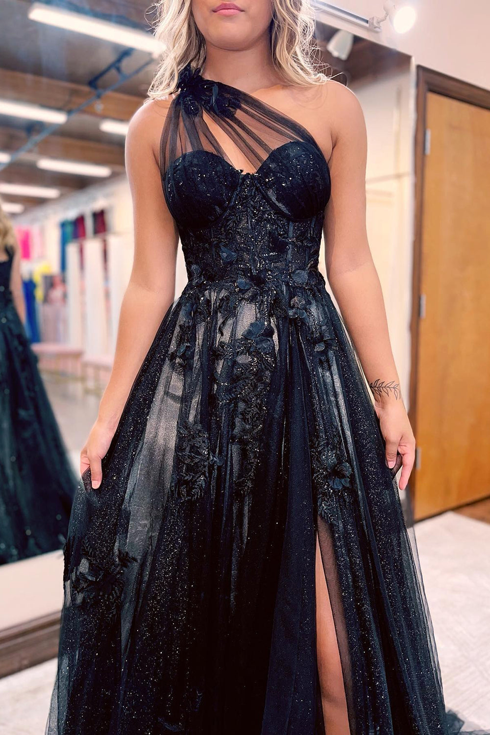 Vestido largo de fiesta negro de corte A con un solo hombro y apliques