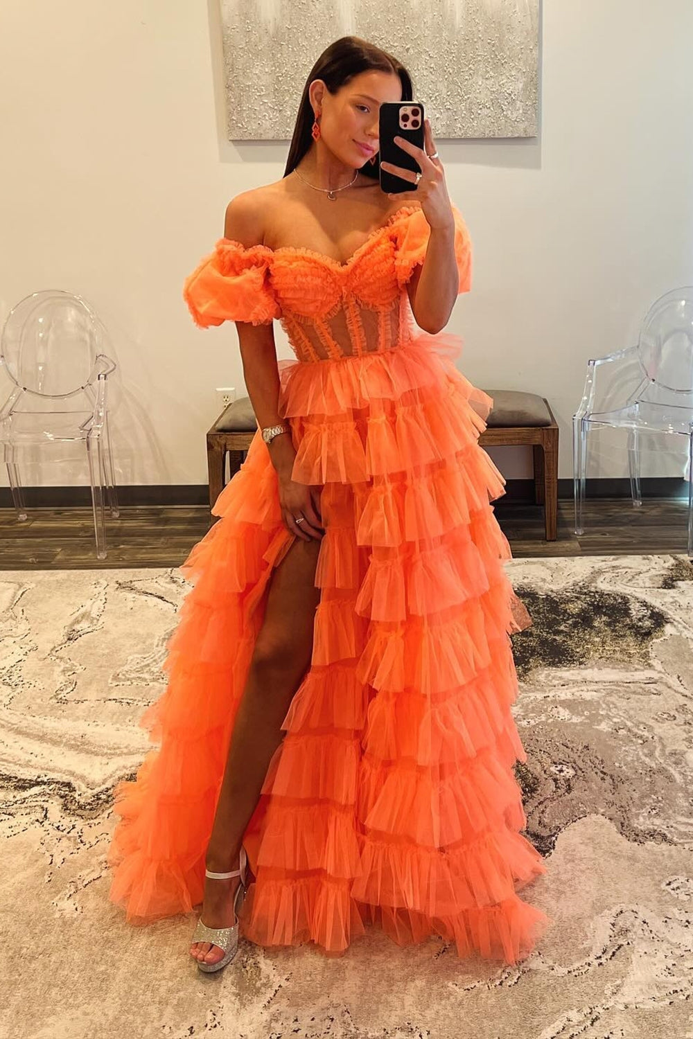 Robe de bal longue en tulle à épaules dénudées, coupe trapèze, bustier à volants et fente.