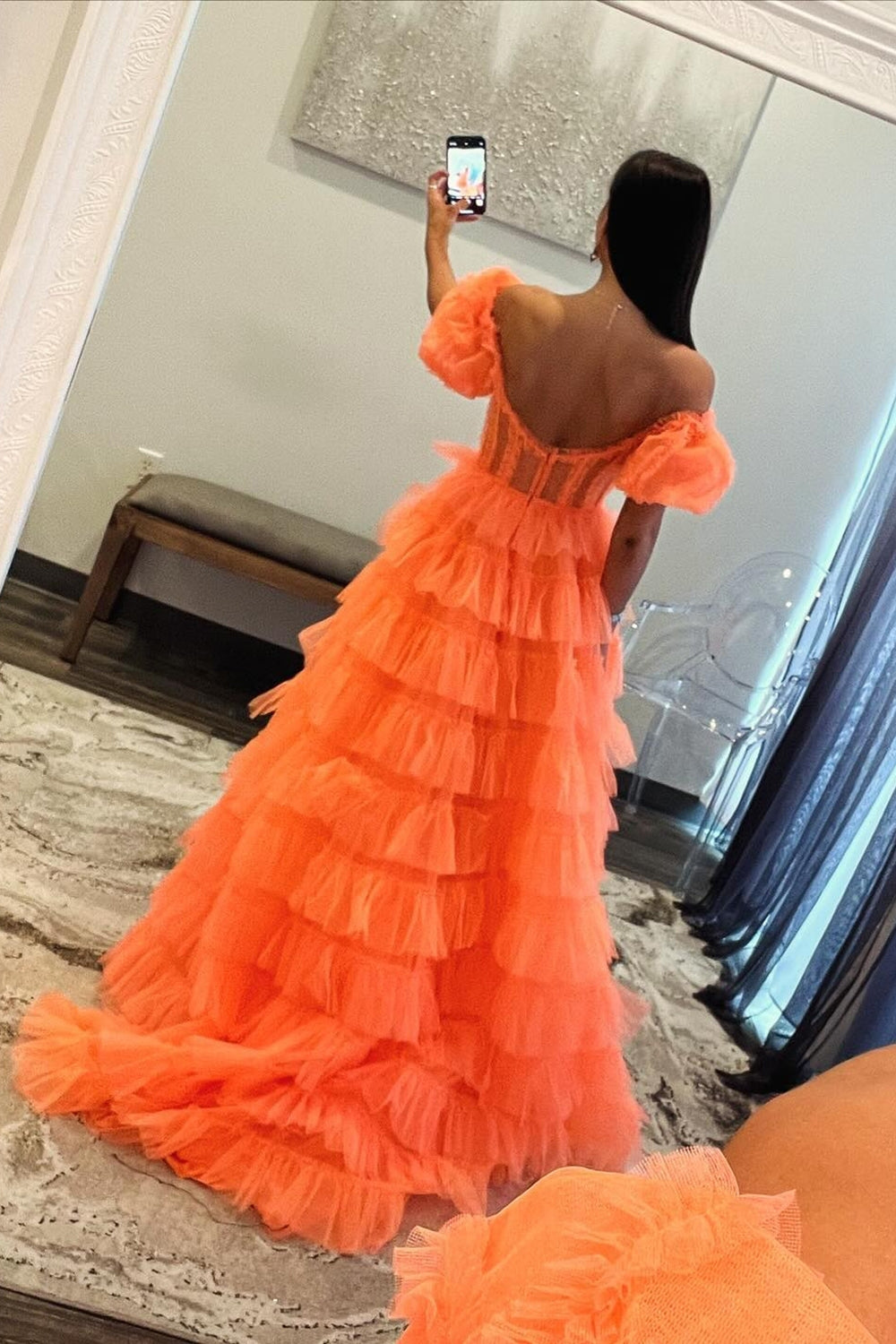 Robe de bal longue en tulle à épaules dénudées, coupe trapèze, bustier à volants et fente.