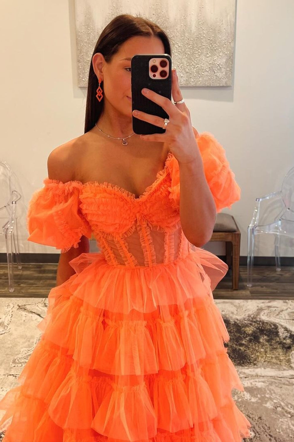 Robe de bal longue en tulle à épaules dénudées, coupe trapèze, bustier à volants et fente.