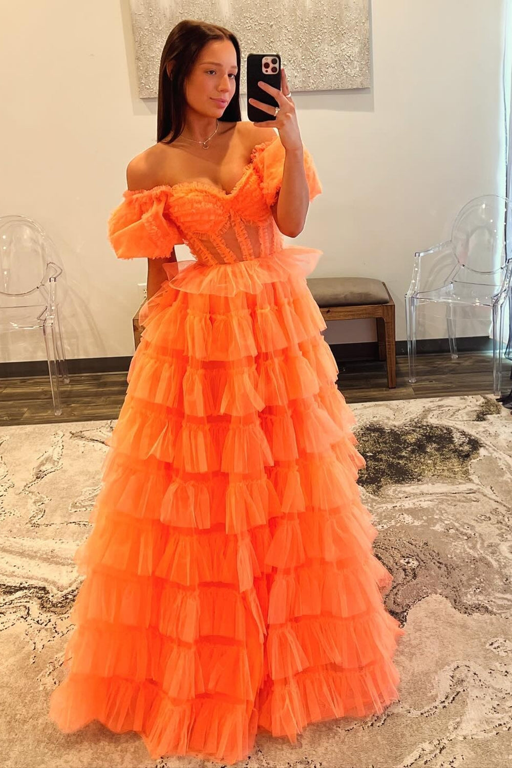 Robe de bal longue en tulle à épaules dénudées, coupe trapèze, bustier à volants et fente.