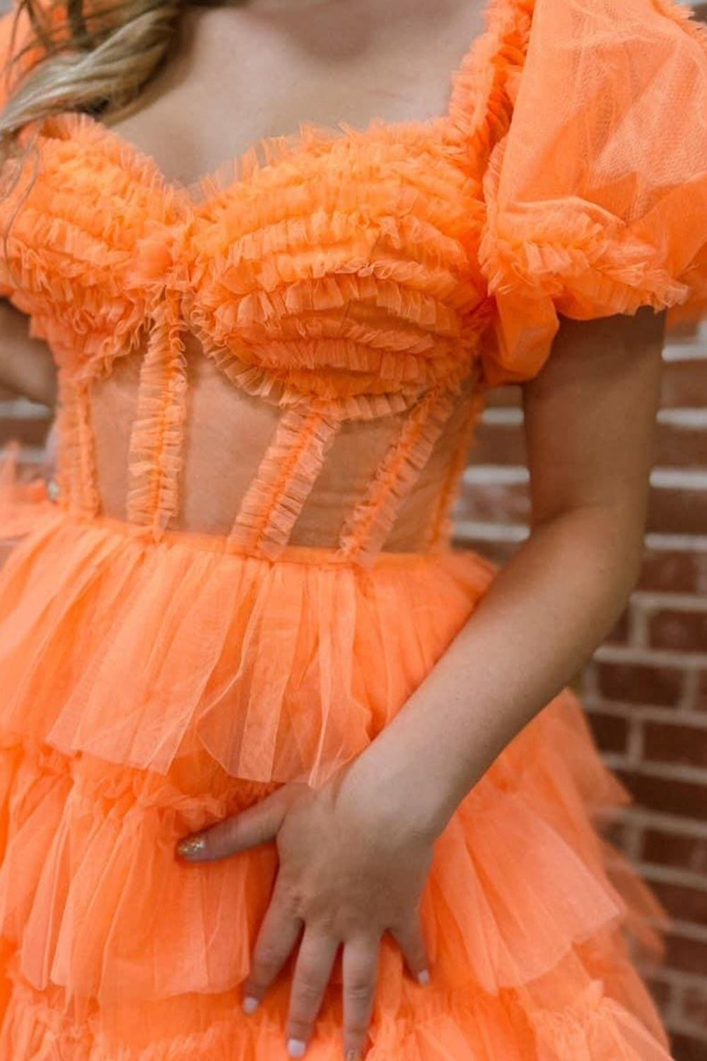 Robe de bal longue en tulle à épaules dénudées, coupe trapèze, bustier à volants et fente.