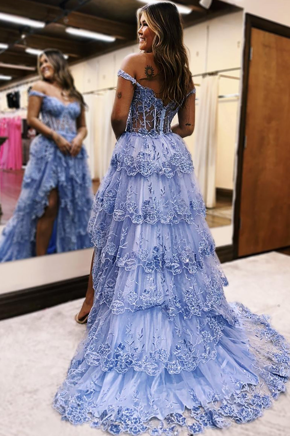 Vestido de fiesta largo de tul con escote asimétrico, corte en A, hombros descubiertos y corsé escalonado con abertura