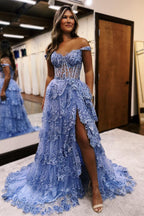 Vestido de fiesta largo de tul con escote asimétrico, corte en A, hombros descubiertos y corsé escalonado con abertura