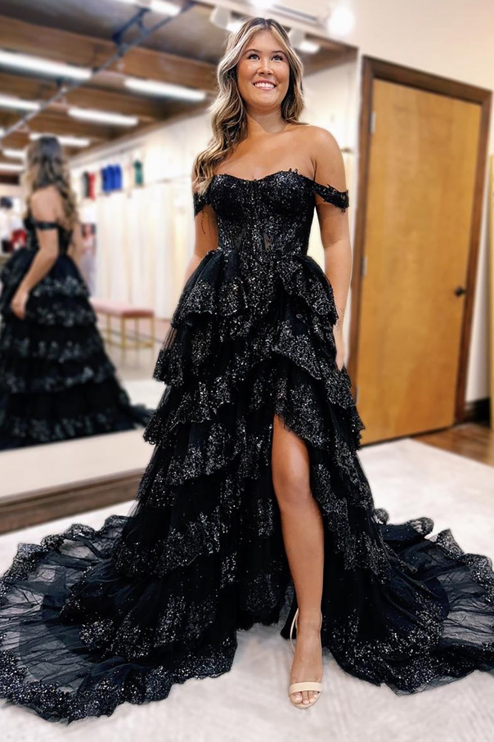 Vestido de fiesta largo de corte A, con hombros descubiertos, corsé escalonado y abertura.