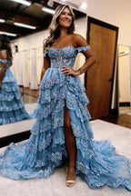 Vestido de fiesta largo de corte A, con hombros descubiertos, corsé escalonado y abertura.