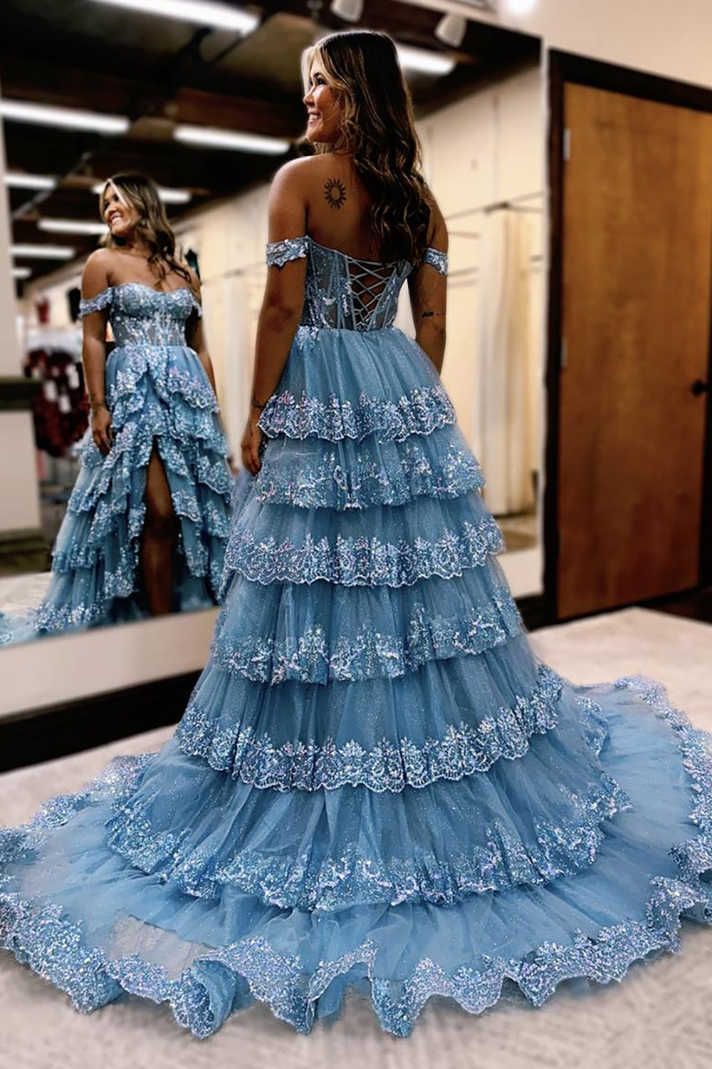 Vestido de fiesta largo de corte A, con hombros descubiertos, corsé escalonado y abertura.