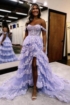 Vestido de fiesta largo de corte A, con hombros descubiertos, corsé escalonado y abertura.