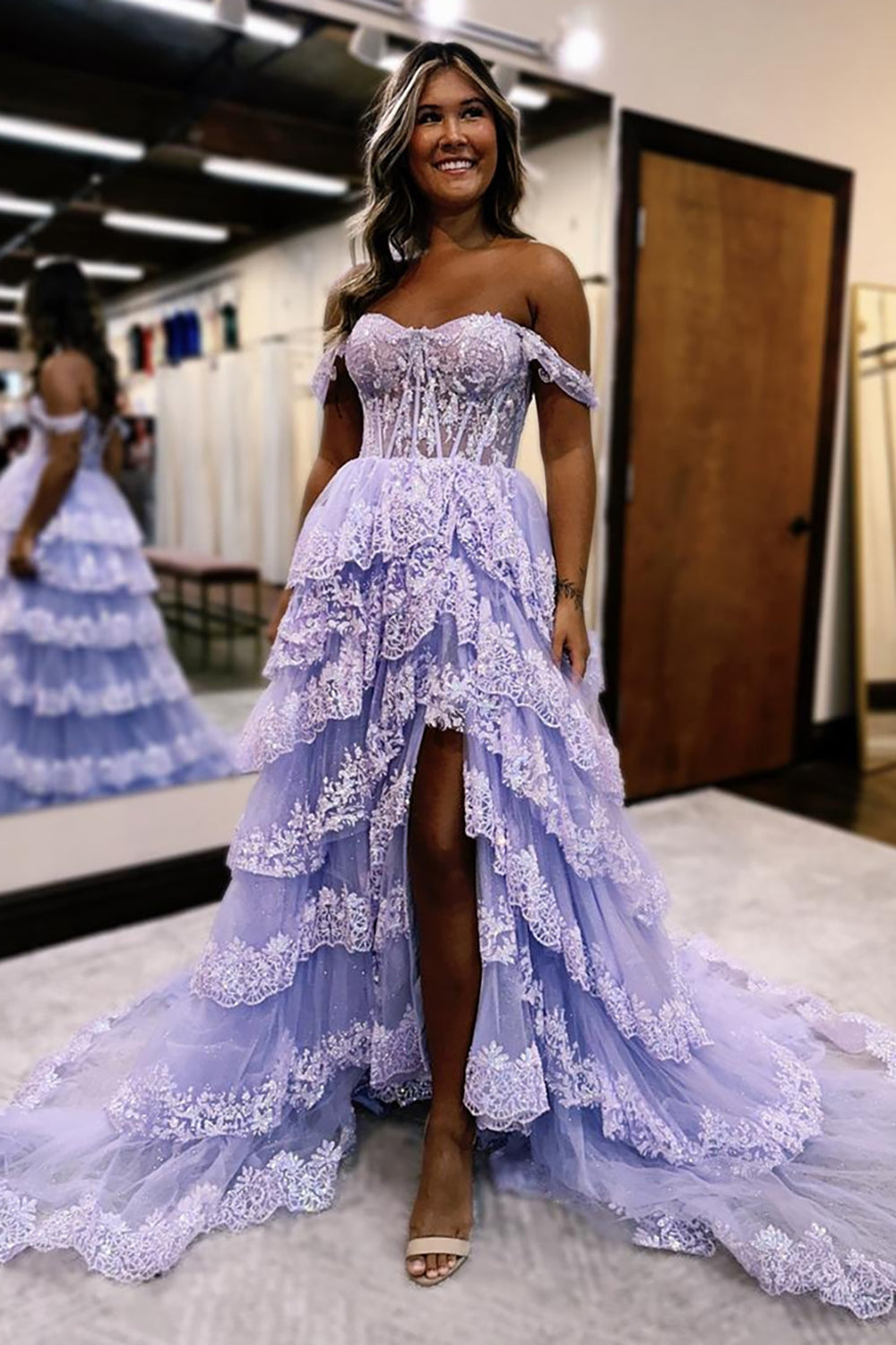 Vestido de fiesta largo de corte A, con hombros descubiertos, corsé escalonado y abertura.