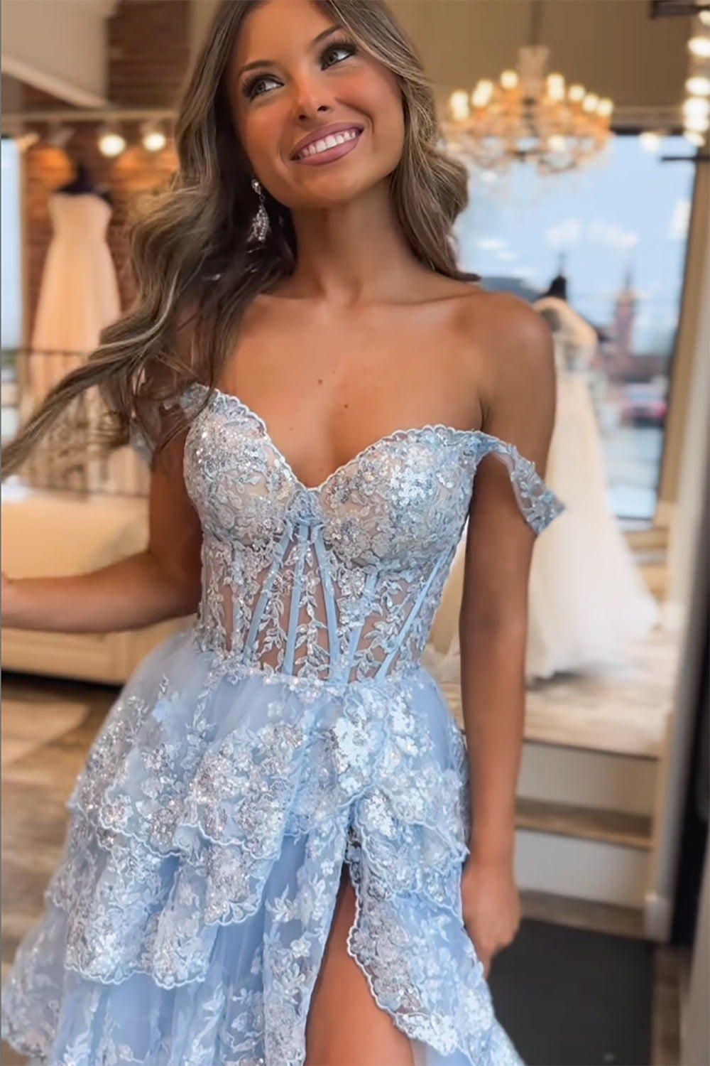 Vestido de graduación tipo corsé con hombros descubiertos y volantes de encaje