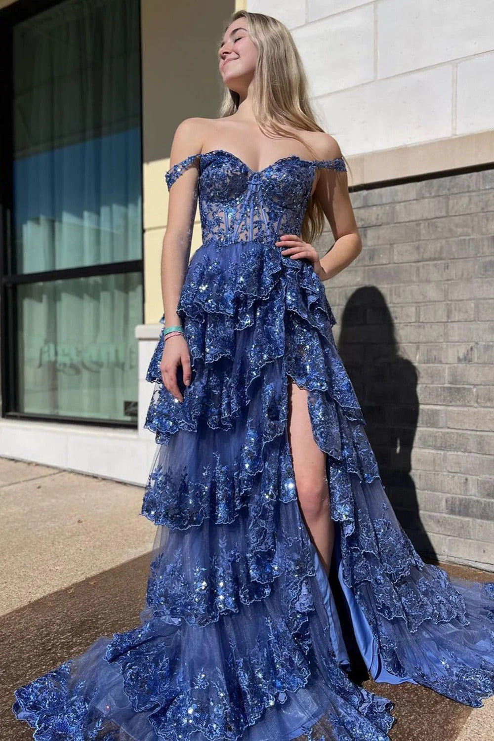 Vestido de graduación tipo corsé con hombros descubiertos y volantes de encaje