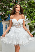 Robe de bal courte violette à épaules dénudées et corset en dentelle