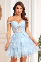 Robe de bal courte violette à épaules dénudées et corset en dentelle