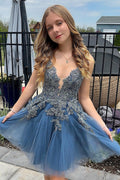 Vestido corto de tul con tirantes finos, corte en A y apliques, ideal para fiestas de bienvenida.