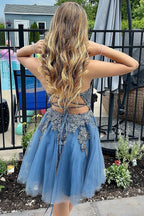 Vestido corto de tul con tirantes finos, corte en A y apliques, ideal para fiestas de bienvenida.