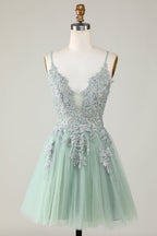 Vestido corto de fiesta gris y azul con tirantes finos, corte en A y apliques.