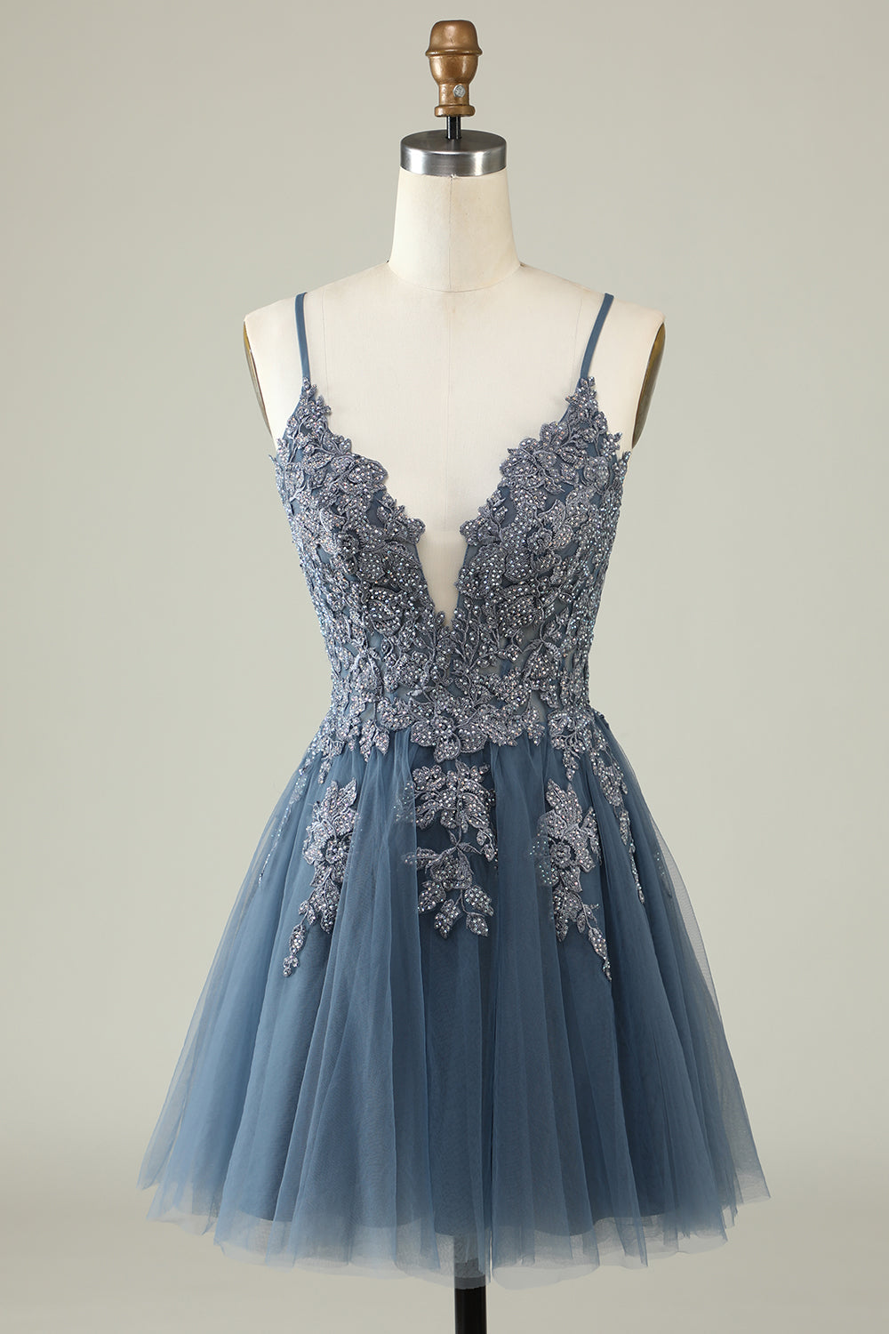 Vestido corto de fiesta gris y azul con tirantes finos, corte en A y apliques.