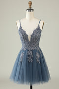 Vestido corto de fiesta gris y azul con tirantes finos, corte en A y apliques.
