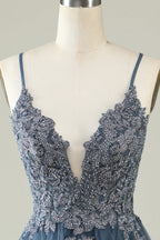 Vestido corto de fiesta gris y azul con tirantes finos, corte en A y apliques.