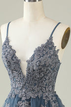 Vestido corto de fiesta gris y azul con tirantes finos, corte en A y apliques.