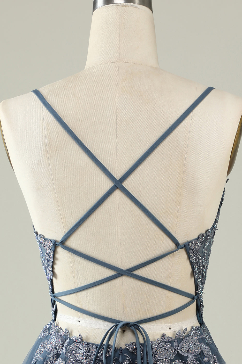 Vestido corto de fiesta gris y azul con tirantes finos, corte en A y apliques.