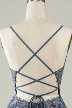 Vestido corto de fiesta gris y azul con tirantes finos, corte en A y apliques.
