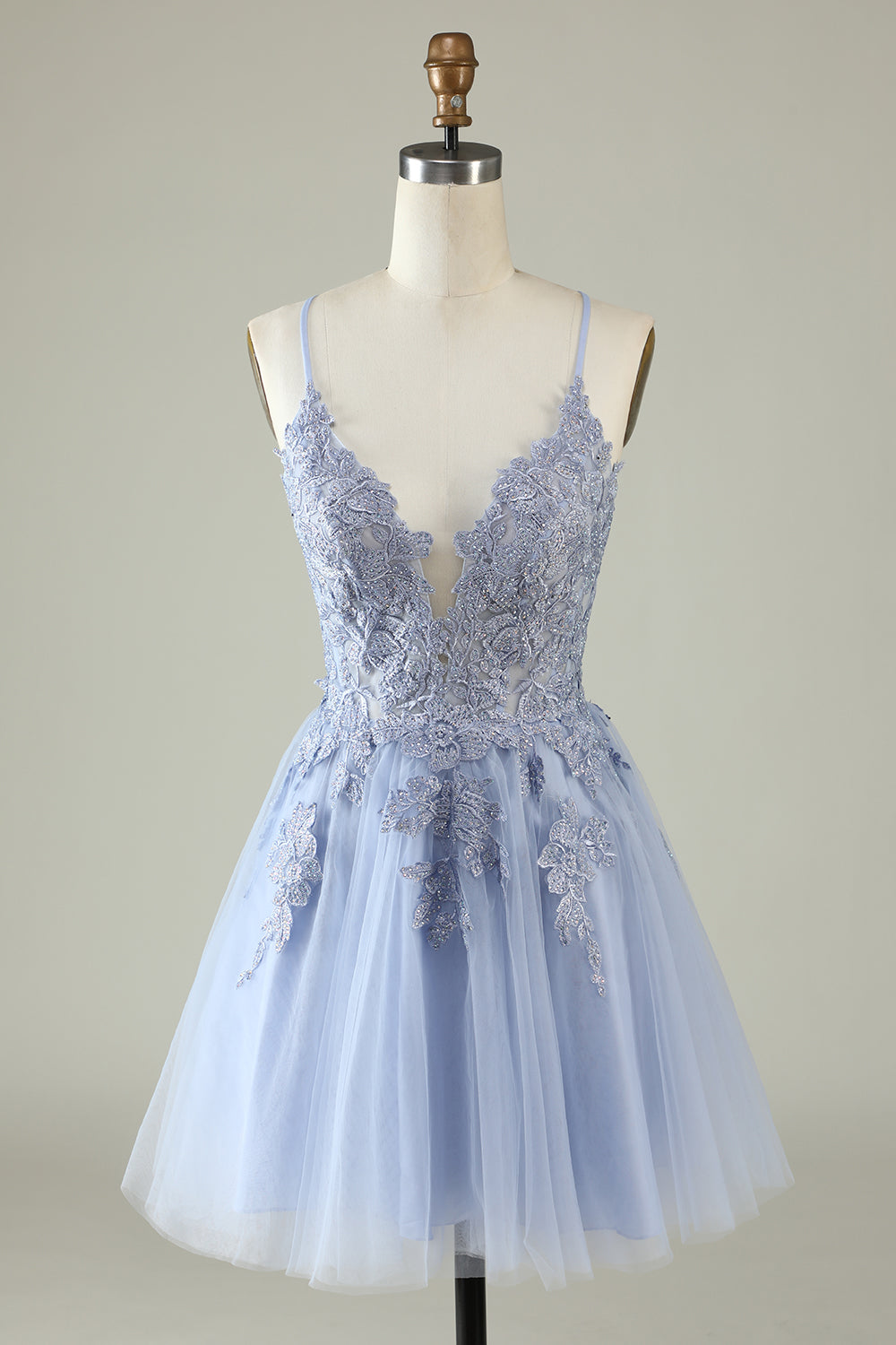 Vestido corto de fiesta gris y azul con tirantes finos, corte en A y apliques.