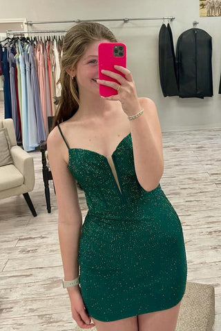 Robe de bal courte moulante à paillettes, bretelles spaghetti et corset noir, ornée de sequins.