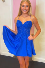 Precioso vestido de fiesta de línea A con tirantes finos, corsé y apliques.