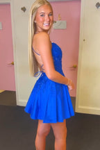 Precioso vestido de fiesta de línea A con tirantes finos, corsé y apliques.