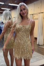 Robe de bal courte moulante à sequins dorés à fines bretelles et pompons