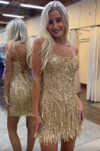 Robe de bal courte moulante à sequins dorés à fines bretelles et pompons