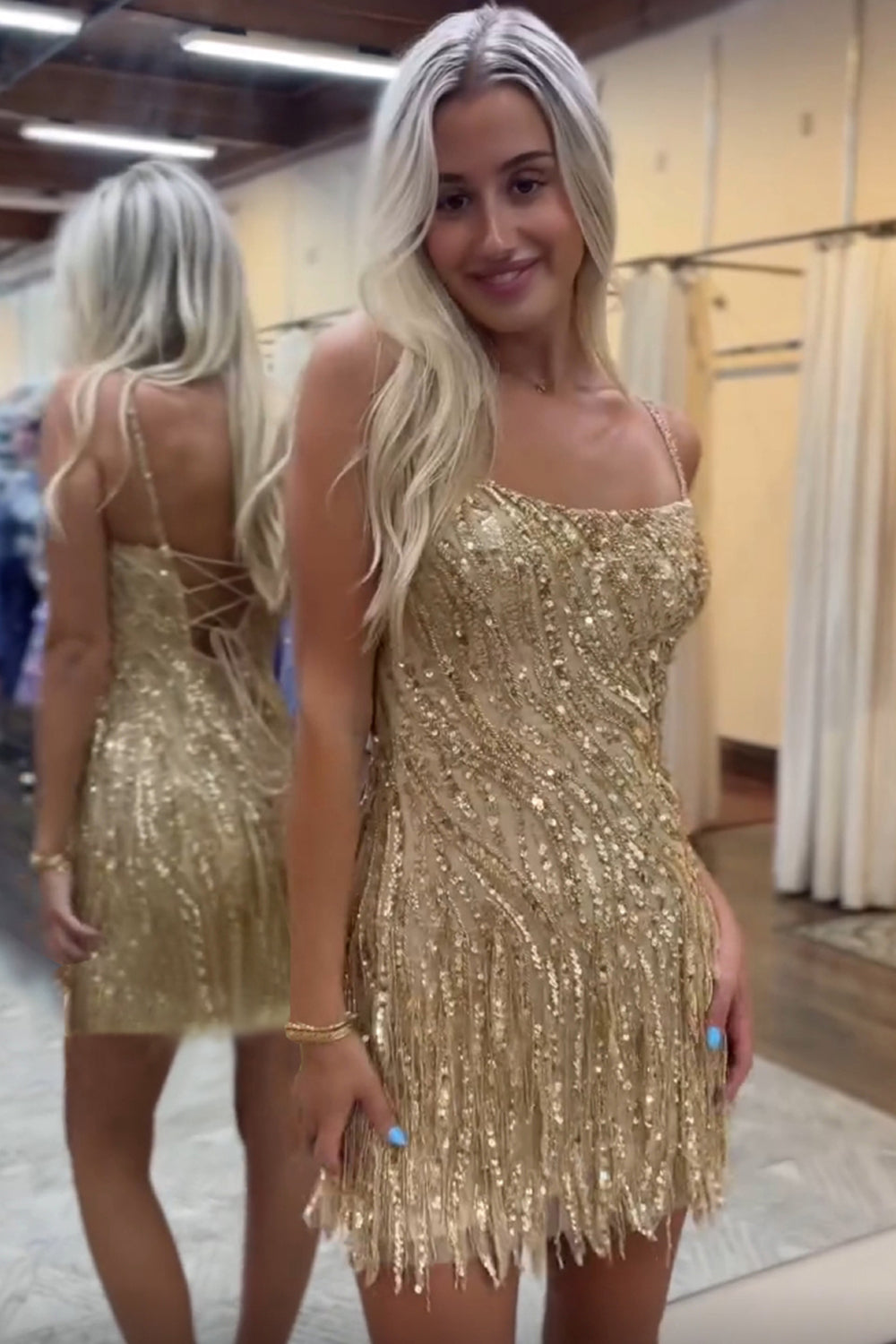 Robe de bal courte moulante à sequins dorés à fines bretelles et pompons