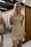 Robe de bal courte moulante à sequins dorés à fines bretelles et pompons