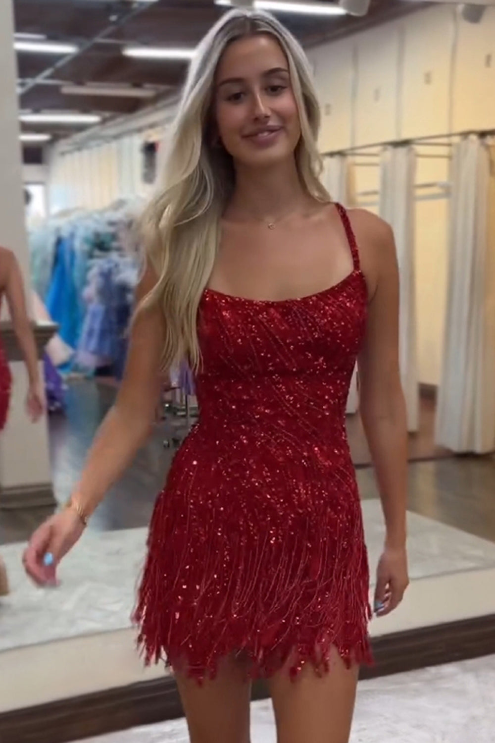 Vestido corto azul brillante de tirantes finos con flecos para baile de bienvenida