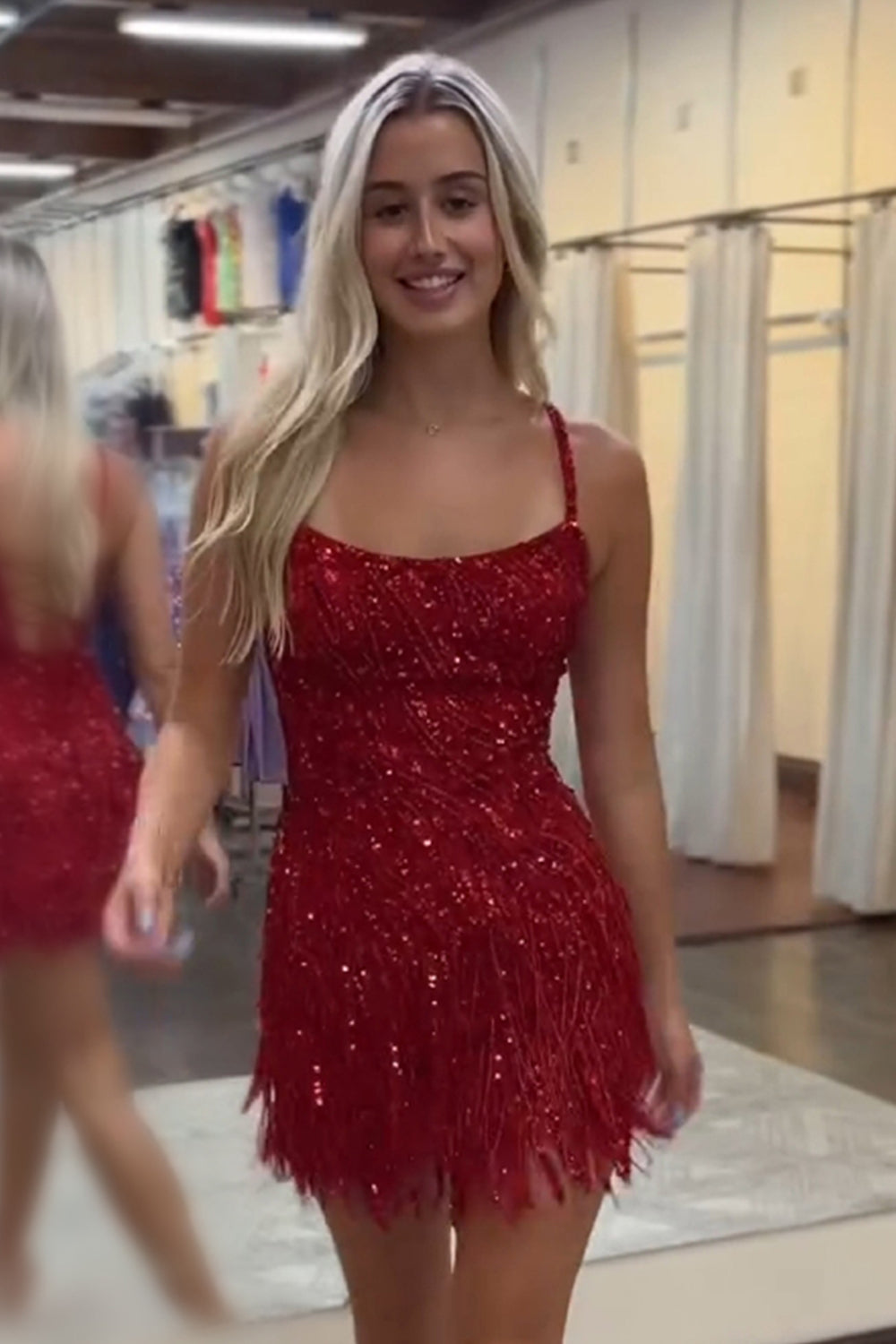 Robe de bal courte moulante à sequins dorés à fines bretelles et pompons