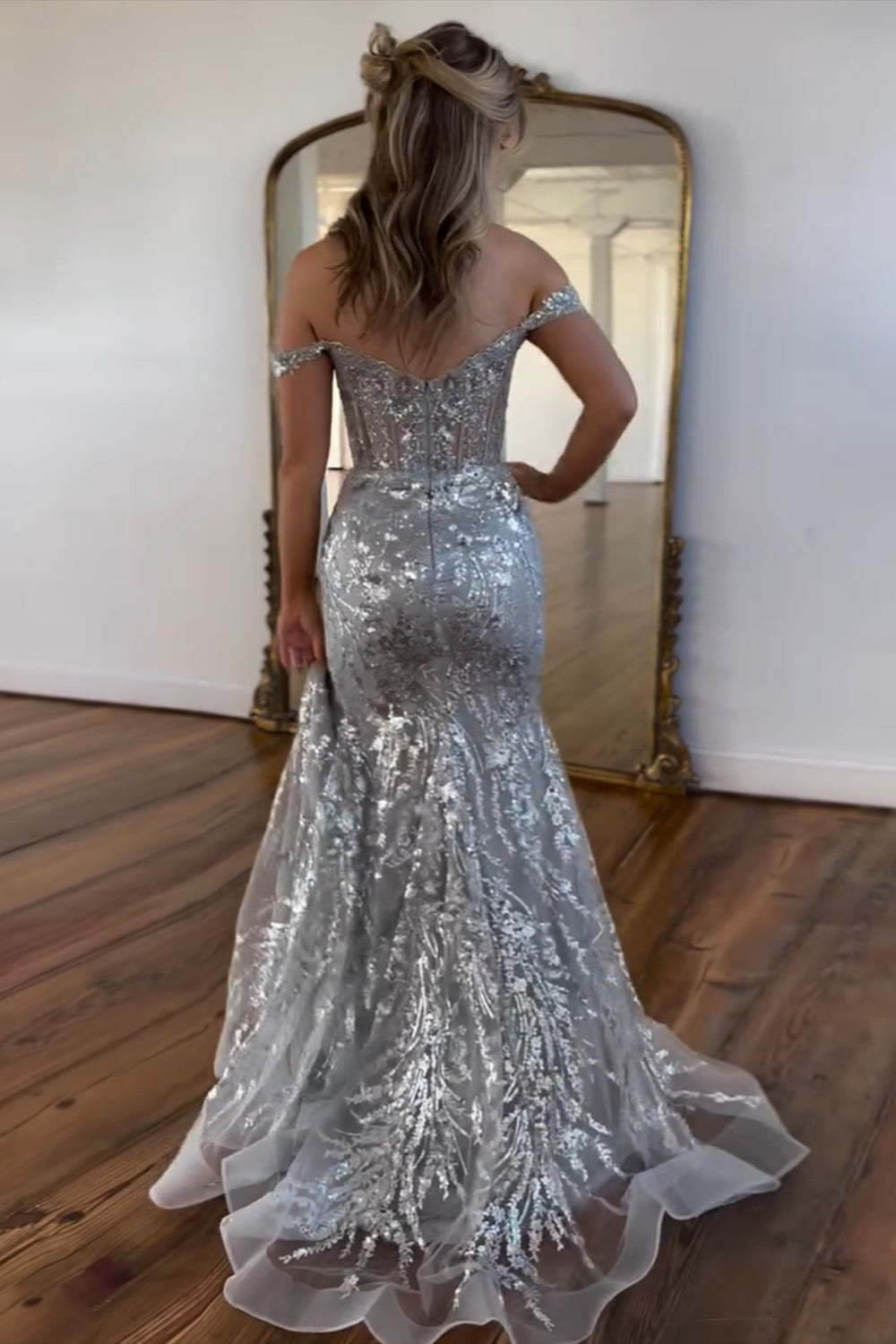 Robe de bal longue sirène à sequins fuchsia scintillants, épaules dénudées et fente.