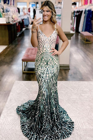 Vestido largo de sirena con tirantes finos brillantes y lentejuelas fucsia