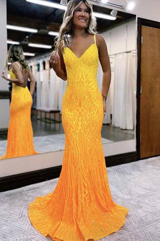 Vestido largo de sirena con tirantes finos brillantes y lentejuelas fucsia