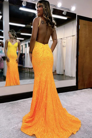 Vestido largo de sirena con tirantes finos brillantes y lentejuelas fucsia