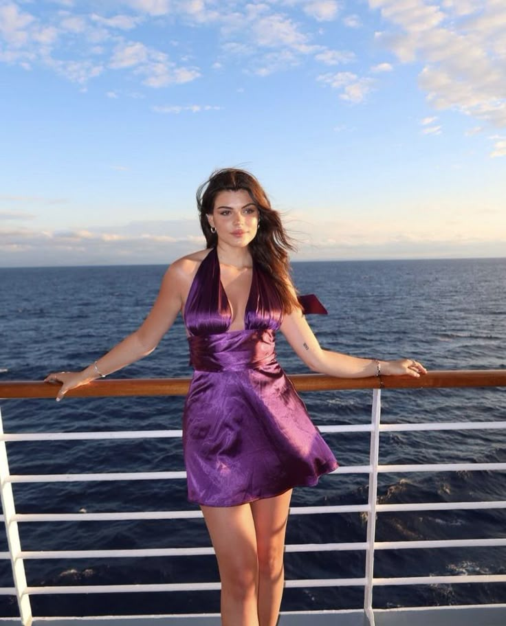 Vestido corto de fiesta de graduación morado con escote halter en V y corte en A, de satén, modelo Y8264
