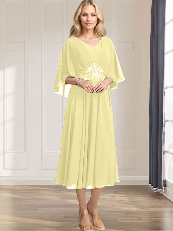 Robe de mariée trapèze en mousseline de soie, longueur thé, col en V, ornée de sequins plissés, d'appliques de dentelle et de perles. 