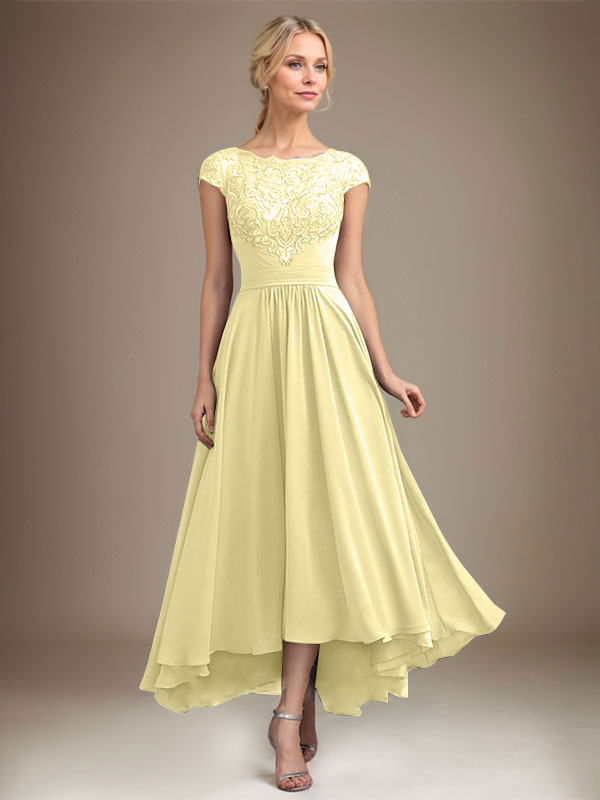 Vestido de novia de corte asimétrico, corte en A, escote ilusión, encaje y gasa con pliegues. 