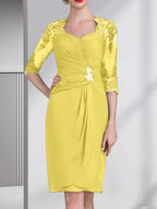 Vestido de corte recto/columna, escote corazón, largo hasta la rodilla, de gasa, con apliques de cuentas, encaje, lentejuelas y pliegues para la madre de la novia.