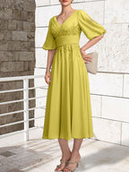 Vestido de novia de gasa de encaje, corte en A, escote en V y largo hasta la rodilla, con pliegues.