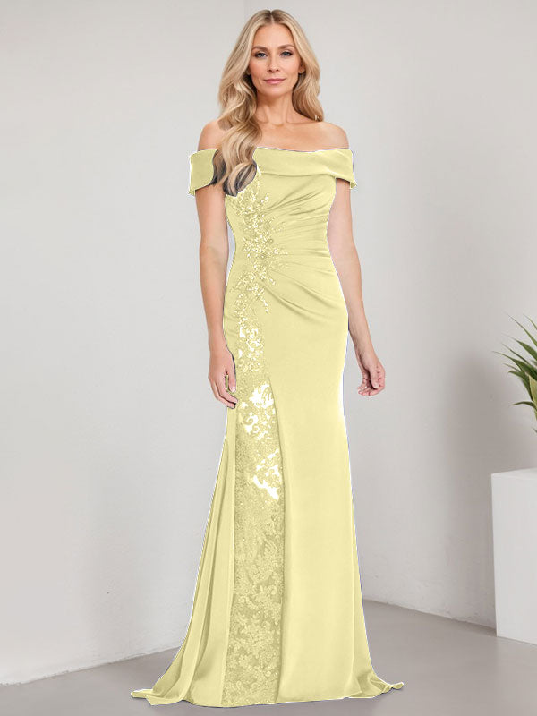 Vestido de corte sirena para la madre de la novia, largo hasta el suelo, con hombros descubiertos, apliques y pedrería, con abertura alta. 