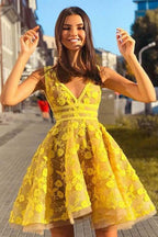 Vestidos cortos de fiesta de bienvenida con escote en V, espalda descubierta y corte en A con flores de encaje