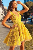 Vestidos cortos de fiesta de bienvenida con escote en V, espalda descubierta y corte en A con flores de encaje