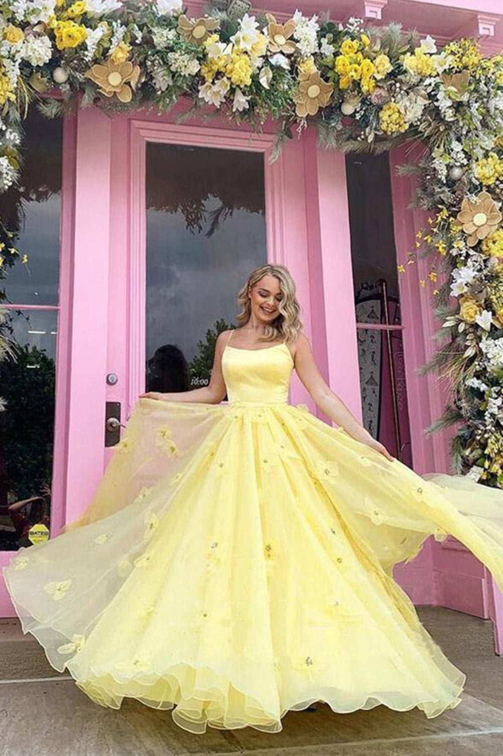 Vestido de baile de satén y tul con tirantes finos y flores 3D