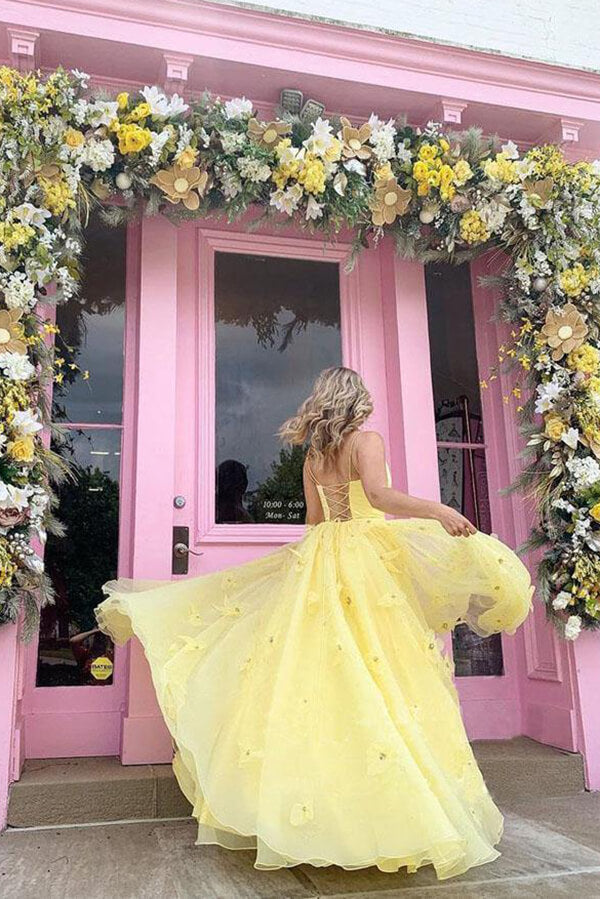 Vestido de baile de satén y tul con tirantes finos y flores 3D